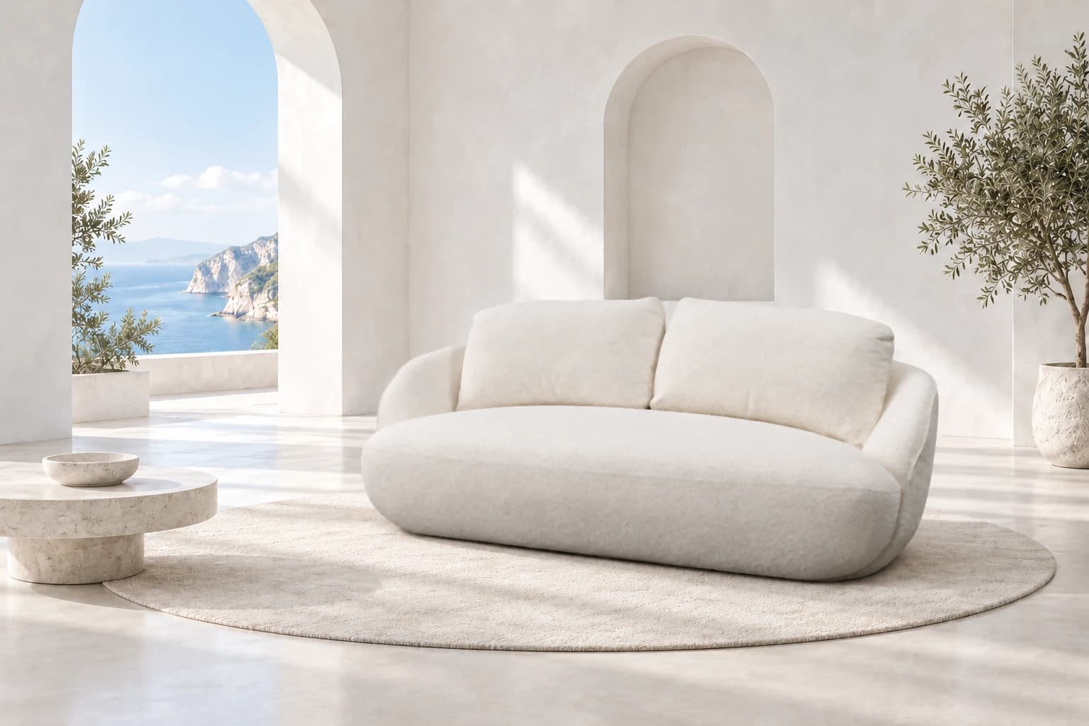 Owalna sofa ALPINE w jasnym nadmorskim salonie